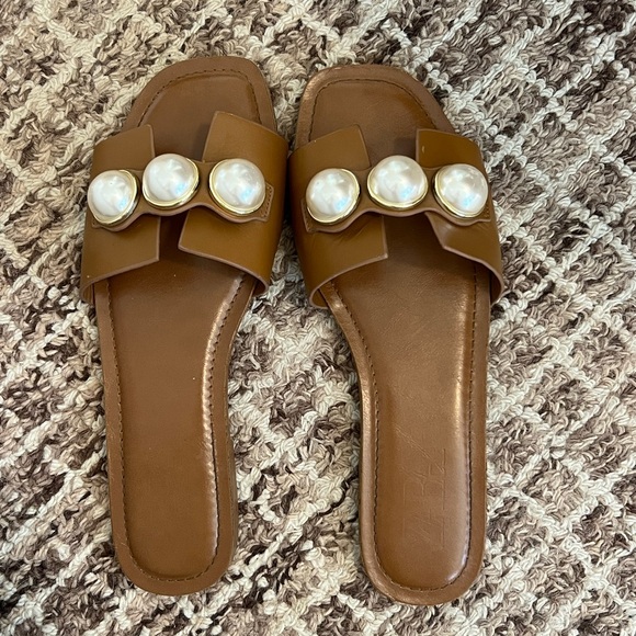 Zara Women's Tan Leather Flat Sandals with Pearl Accent - Picture 4 of 7